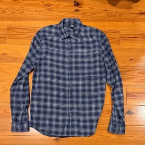 Under Armour Men's Navy and Light Blue Plaid Button-Down Flannel Shirt Medium